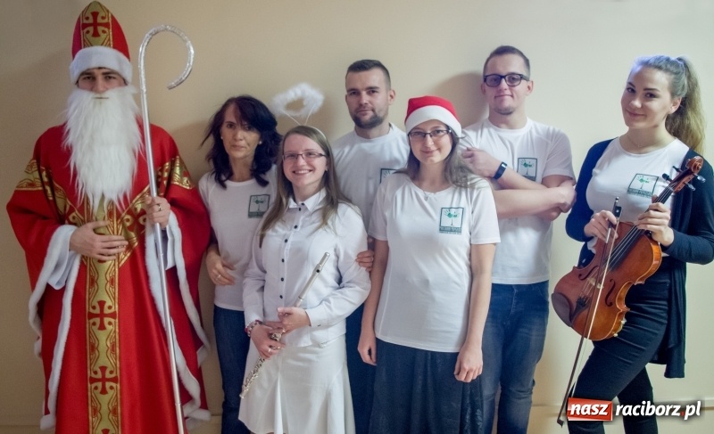 Zdjęcie w galerii na portalu naszraciborz.pl: Święty Mikołaj odwiedził pacjentów w raciborskim szpitalu wiadomości z regionu