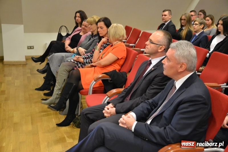 Zdjęcie w galerii na portalu naszraciborz.pl: Na zamku wręczono dyplomy premier rządu dla najlepszych uczniów wiadomości z regionu