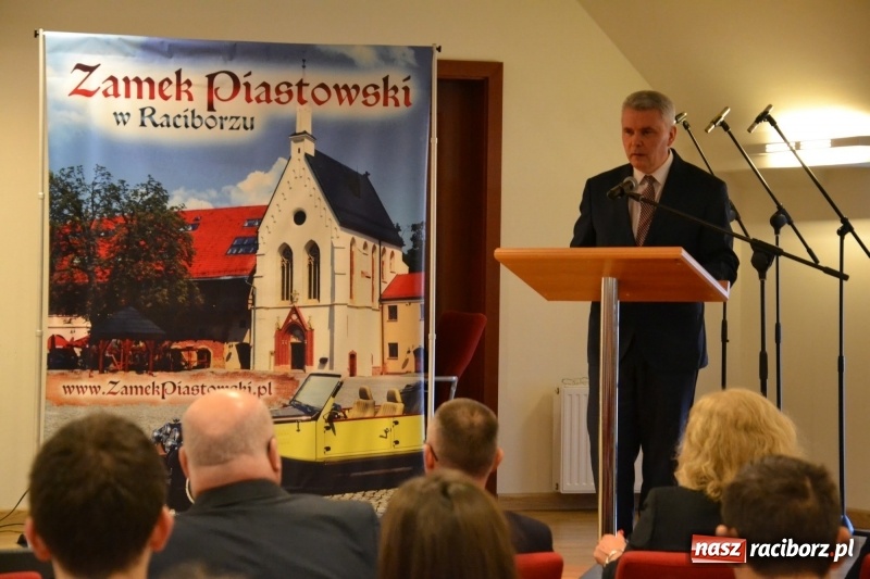 Zdjęcie w galerii na portalu naszraciborz.pl: Na zamku wręczono dyplomy premier rządu dla najlepszych uczniów wiadomości z regionu