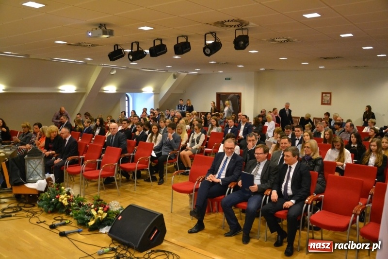 Zdjęcie w galerii na portalu naszraciborz.pl: Na zamku wręczono dyplomy premier rządu dla najlepszych uczniów wiadomości z regionu