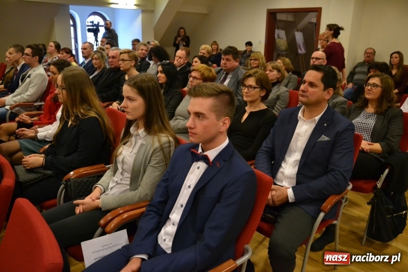 Zdjęcie w galerii na portalu naszraciborz.pl: Na zamku wręczono dyplomy premier rządu dla najlepszych uczniów wiadomości z regionu