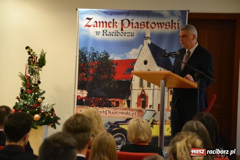 Zdjęcie w galerii na portalu naszraciborz.pl: Na zamku wręczono dyplomy premier rządu dla najlepszych uczniów wiadomości z regionu