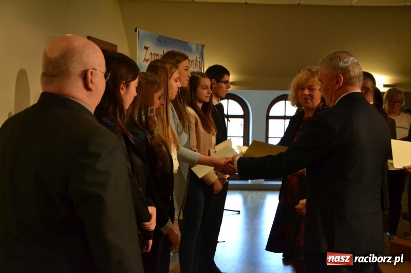 Zdjęcie w galerii na portalu naszraciborz.pl: Na zamku wręczono dyplomy premier rządu dla najlepszych uczniów wiadomości z regionu