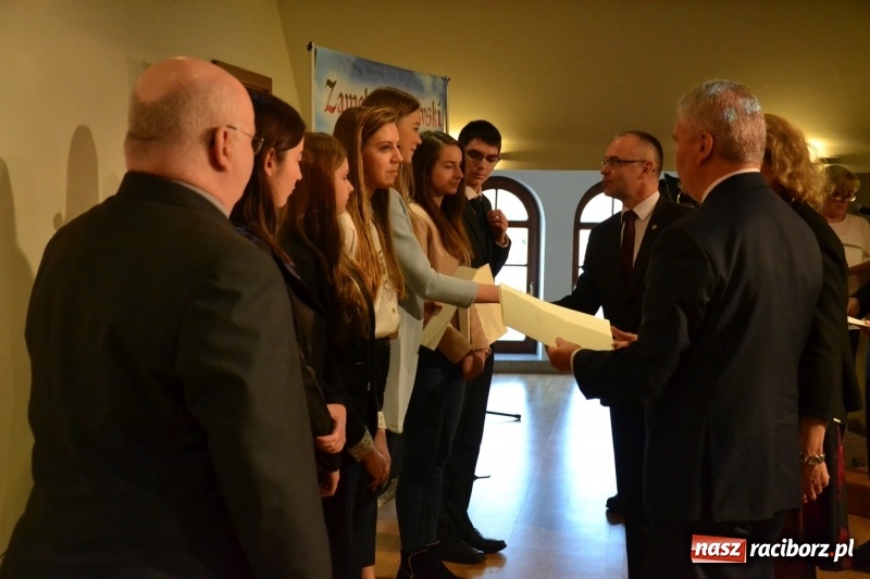 Zdjęcie w galerii na portalu naszraciborz.pl: Na zamku wręczono dyplomy premier rządu dla najlepszych uczniów wiadomości z regionu