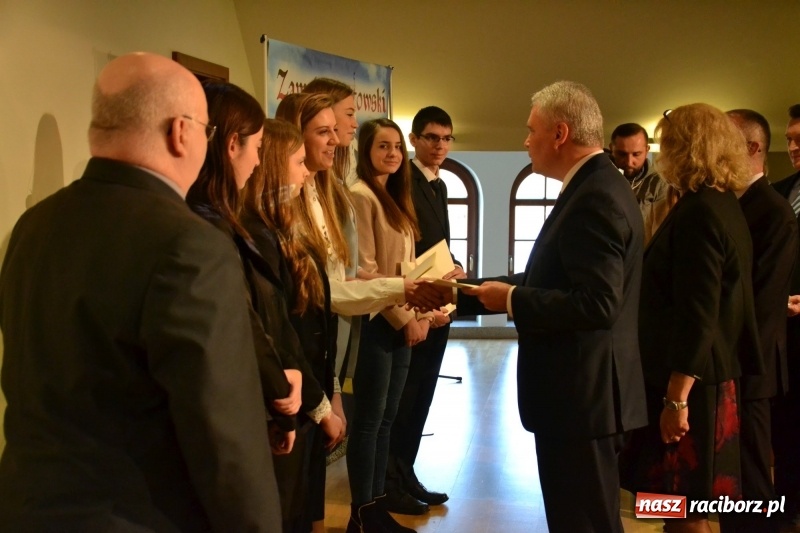 Zdjęcie w galerii na portalu naszraciborz.pl: Na zamku wręczono dyplomy premier rządu dla najlepszych uczniów wiadomości z regionu