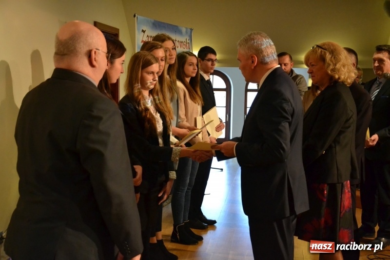 Zdjęcie w galerii na portalu naszraciborz.pl: Na zamku wręczono dyplomy premier rządu dla najlepszych uczniów wiadomości z regionu
