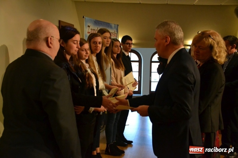 Zdjęcie w galerii na portalu naszraciborz.pl: Na zamku wręczono dyplomy premier rządu dla najlepszych uczniów wiadomości z regionu