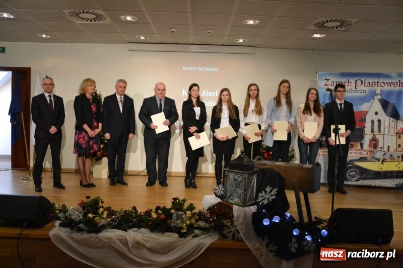 Zdjęcie w galerii na portalu naszraciborz.pl: Na zamku wręczono dyplomy premier rządu dla najlepszych uczniów wiadomości z regionu