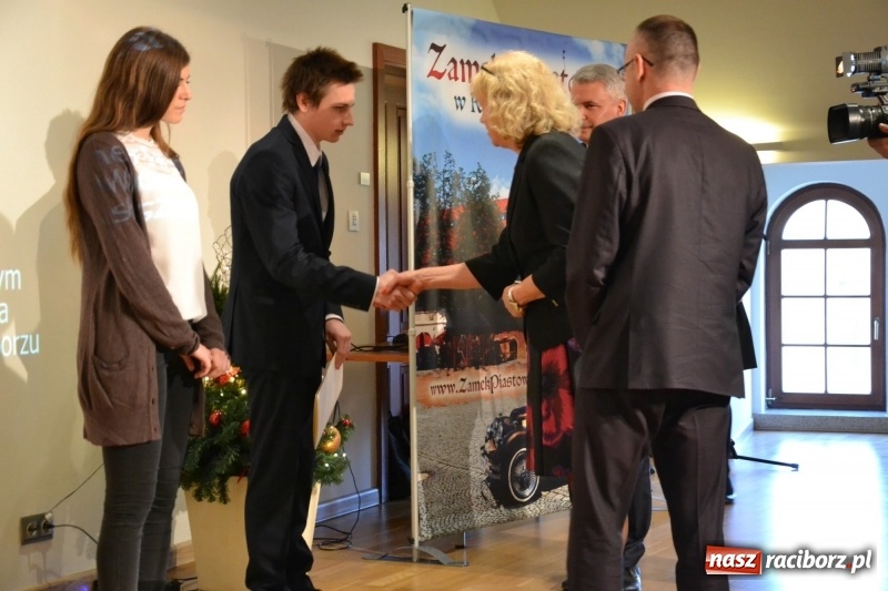 Zdjęcie w galerii na portalu naszraciborz.pl: Na zamku wręczono dyplomy premier rządu dla najlepszych uczniów wiadomości z regionu