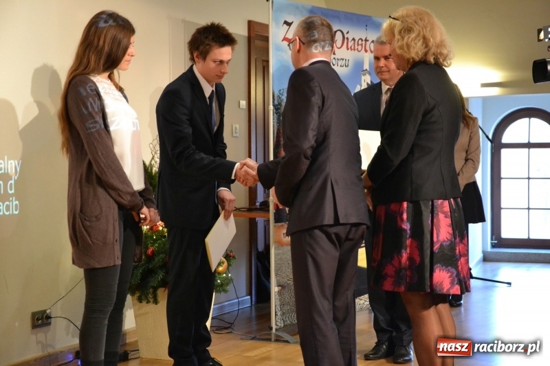 Zdjęcie w galerii na portalu naszraciborz.pl: Na zamku wręczono dyplomy premier rządu dla najlepszych uczniów wiadomości z regionu