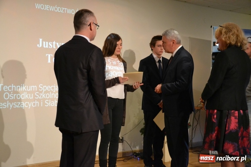 Zdjęcie w galerii na portalu naszraciborz.pl: Na zamku wręczono dyplomy premier rządu dla najlepszych uczniów wiadomości z regionu