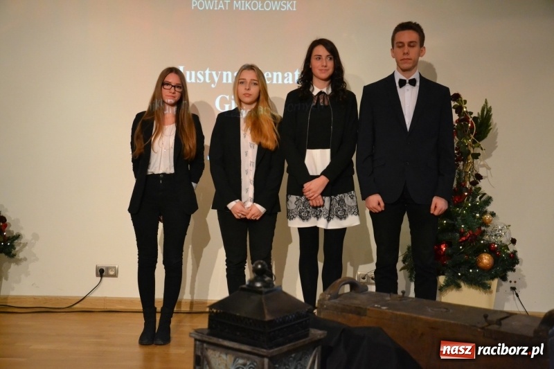 Zdjęcie w galerii na portalu naszraciborz.pl: Na zamku wręczono dyplomy premier rządu dla najlepszych uczniów wiadomości z regionu