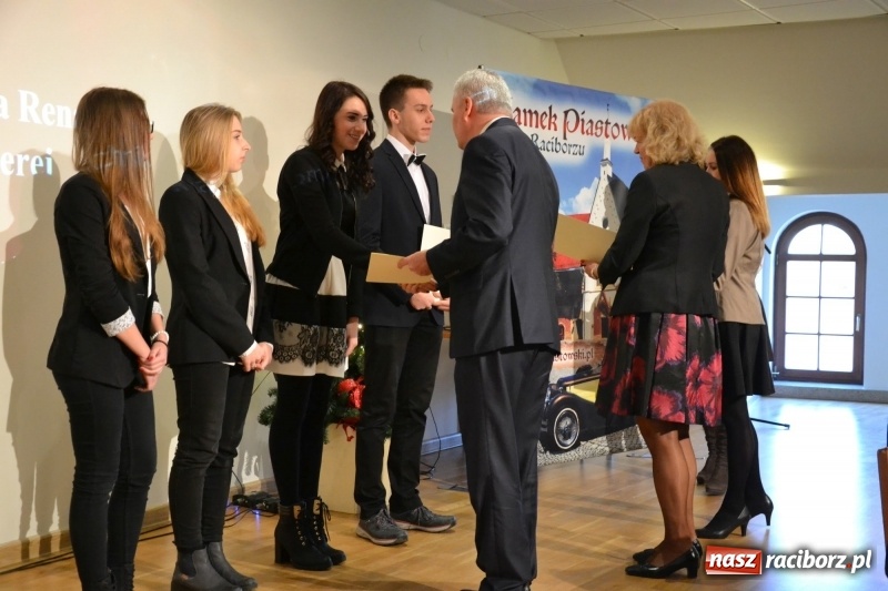 Zdjęcie w galerii na portalu naszraciborz.pl: Na zamku wręczono dyplomy premier rządu dla najlepszych uczniów wiadomości z regionu