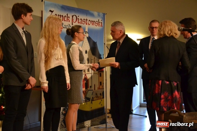 Zdjęcie w galerii na portalu naszraciborz.pl: Na zamku wręczono dyplomy premier rządu dla najlepszych uczniów wiadomości z regionu
