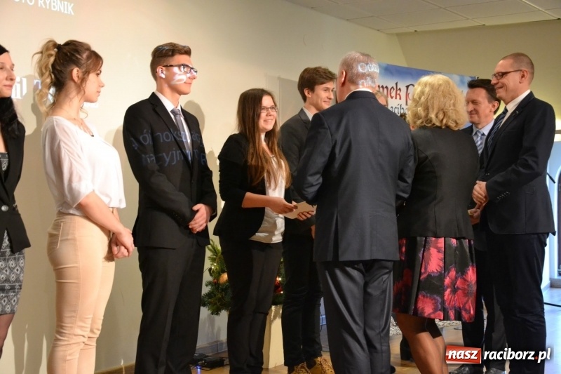 Zdjęcie w galerii na portalu naszraciborz.pl: Na zamku wręczono dyplomy premier rządu dla najlepszych uczniów wiadomości z regionu