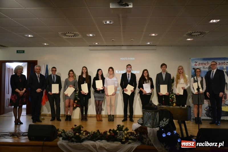Zdjęcie w galerii na portalu naszraciborz.pl: Na zamku wręczono dyplomy premier rządu dla najlepszych uczniów wiadomości z regionu