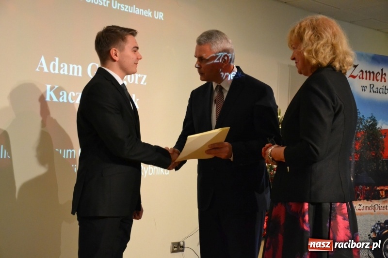 Zdjęcie w galerii na portalu naszraciborz.pl: Na zamku wręczono dyplomy premier rządu dla najlepszych uczniów wiadomości z regionu