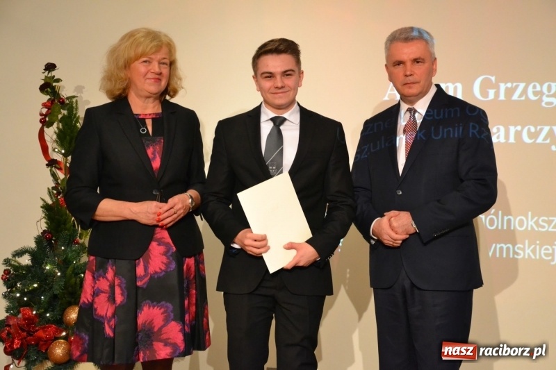 Zdjęcie w galerii na portalu naszraciborz.pl: Na zamku wręczono dyplomy premier rządu dla najlepszych uczniów wiadomości z regionu