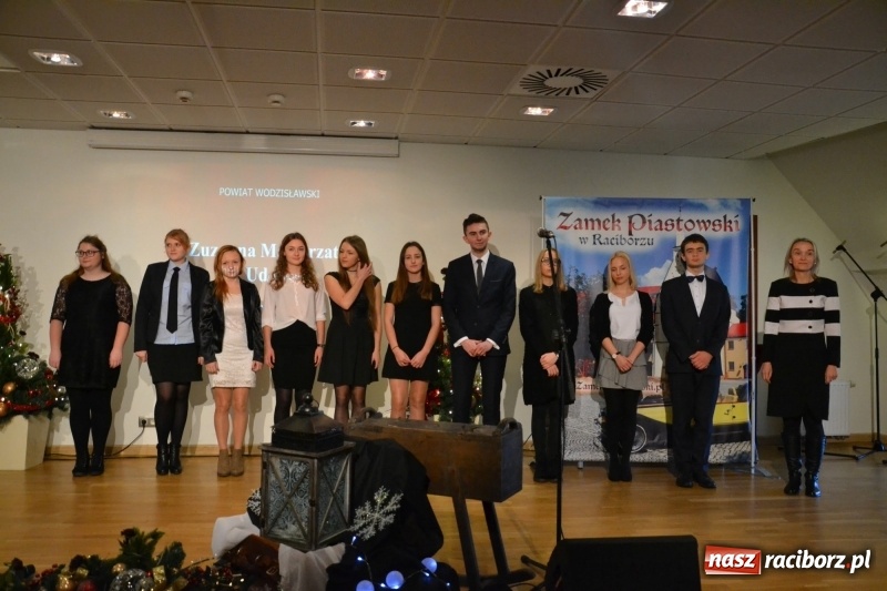 Zdjęcie w galerii na portalu naszraciborz.pl: Na zamku wręczono dyplomy premier rządu dla najlepszych uczniów wiadomości z regionu
