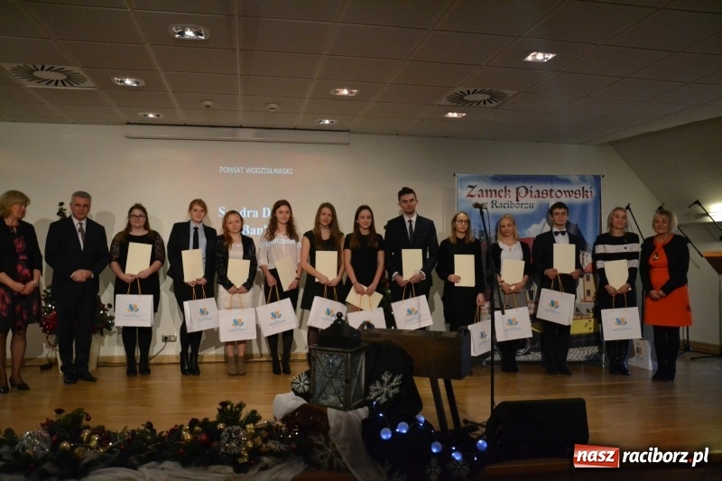 Zdjęcie w galerii na portalu naszraciborz.pl: Na zamku wręczono dyplomy premier rządu dla najlepszych uczniów wiadomości z regionu