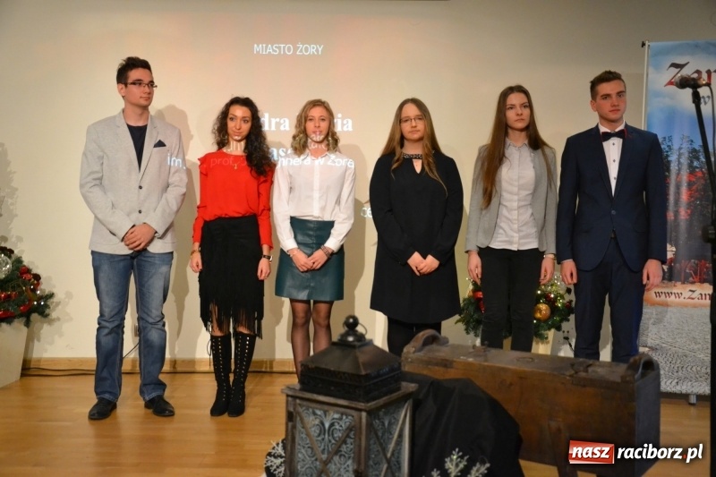 Zdjęcie w galerii na portalu naszraciborz.pl: Na zamku wręczono dyplomy premier rządu dla najlepszych uczniów wiadomości z regionu