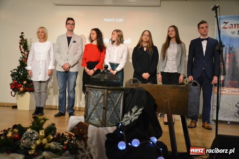 Zdjęcie w galerii na portalu naszraciborz.pl: Na zamku wręczono dyplomy premier rządu dla najlepszych uczniów wiadomości z regionu