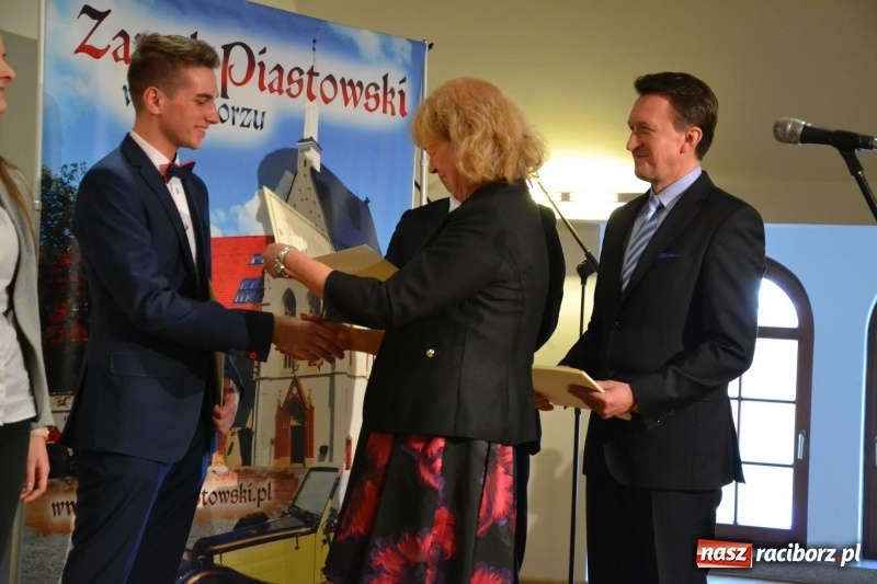 Zdjęcie w galerii na portalu naszraciborz.pl: Na zamku wręczono dyplomy premier rządu dla najlepszych uczniów wiadomości z regionu