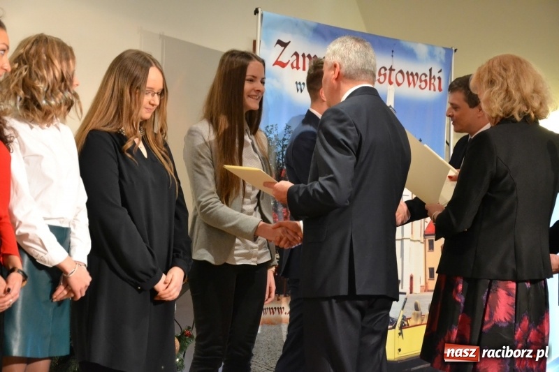 Zdjęcie w galerii na portalu naszraciborz.pl: Na zamku wręczono dyplomy premier rządu dla najlepszych uczniów wiadomości z regionu