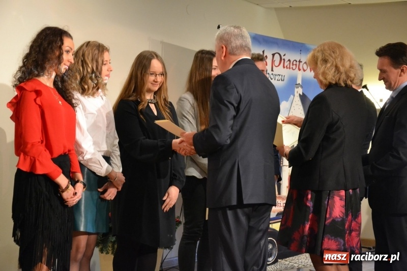 Zdjęcie w galerii na portalu naszraciborz.pl: Na zamku wręczono dyplomy premier rządu dla najlepszych uczniów wiadomości z regionu