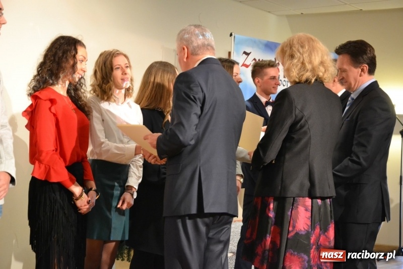 Zdjęcie w galerii na portalu naszraciborz.pl: Na zamku wręczono dyplomy premier rządu dla najlepszych uczniów wiadomości z regionu