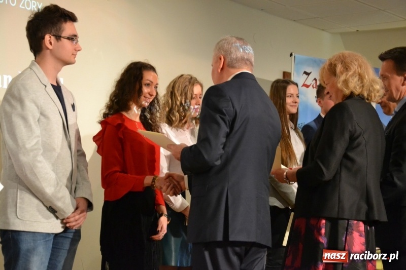 Zdjęcie w galerii na portalu naszraciborz.pl: Na zamku wręczono dyplomy premier rządu dla najlepszych uczniów wiadomości z regionu