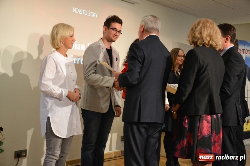 Zdjęcie w galerii na portalu naszraciborz.pl: Na zamku wręczono dyplomy premier rządu dla najlepszych uczniów wiadomości z regionu