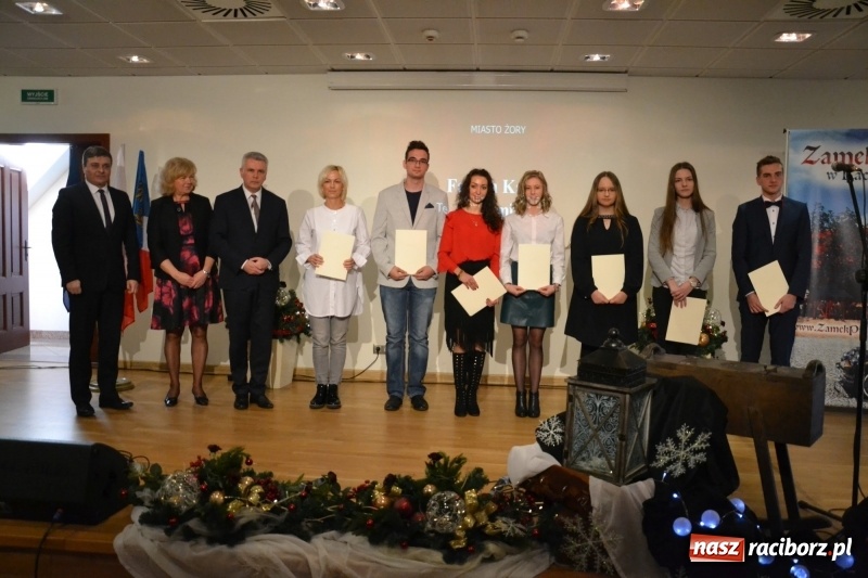 Zdjęcie w galerii na portalu naszraciborz.pl: Na zamku wręczono dyplomy premier rządu dla najlepszych uczniów wiadomości z regionu