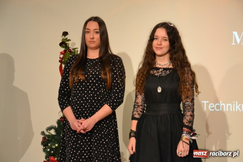 Zdjęcie w galerii na portalu naszraciborz.pl: Na zamku wręczono dyplomy premier rządu dla najlepszych uczniów wiadomości z regionu