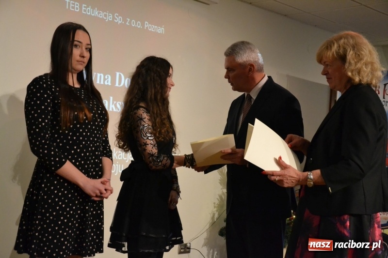 Zdjęcie w galerii na portalu naszraciborz.pl: Na zamku wręczono dyplomy premier rządu dla najlepszych uczniów wiadomości z regionu