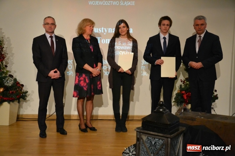 Zdjęcie w galerii na portalu naszraciborz.pl: Na zamku wręczono dyplomy premier rządu dla najlepszych uczniów wiadomości z regionu