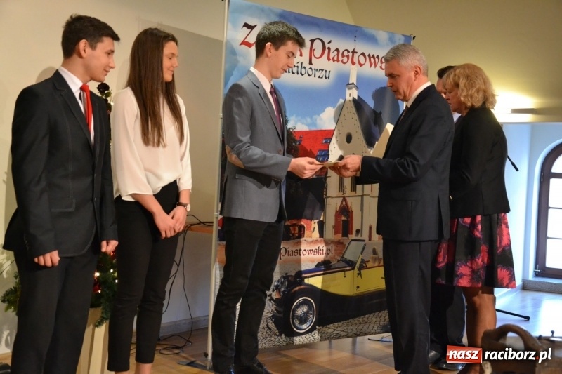 Zdjęcie w galerii na portalu naszraciborz.pl: Na zamku wręczono dyplomy premier rządu dla najlepszych uczniów wiadomości z regionu