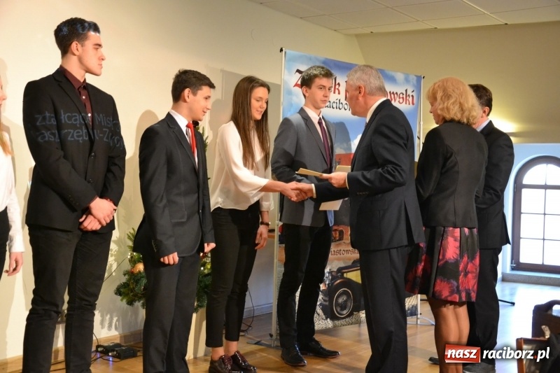Zdjęcie w galerii na portalu naszraciborz.pl: Na zamku wręczono dyplomy premier rządu dla najlepszych uczniów wiadomości z regionu