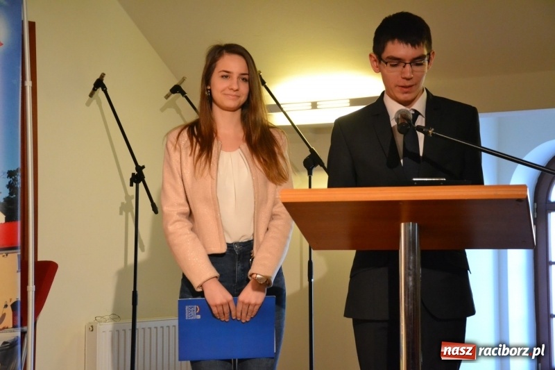 Zdjęcie w galerii na portalu naszraciborz.pl: Na zamku wręczono dyplomy premier rządu dla najlepszych uczniów wiadomości z regionu