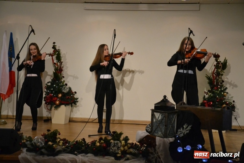 Zdjęcie w galerii na portalu naszraciborz.pl: Na zamku wręczono dyplomy premier rządu dla najlepszych uczniów wiadomości z regionu