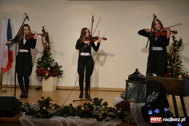 Zdjęcie w galerii na portalu naszraciborz.pl: Na zamku wręczono dyplomy premier rządu dla najlepszych uczniów wiadomości z regionu
