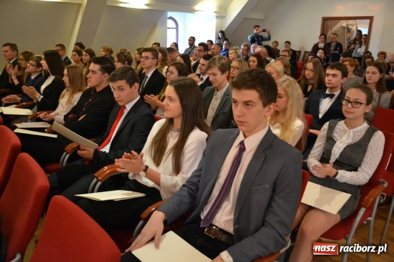 Zdjęcie w galerii na portalu naszraciborz.pl: Na zamku wręczono dyplomy premier rządu dla najlepszych uczniów wiadomości z regionu