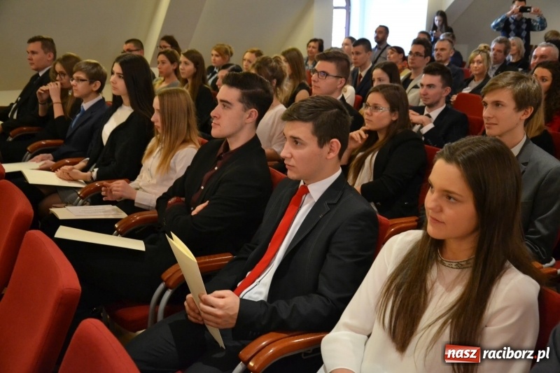 Zdjęcie w galerii na portalu naszraciborz.pl: Na zamku wręczono dyplomy premier rządu dla najlepszych uczniów wiadomości z regionu