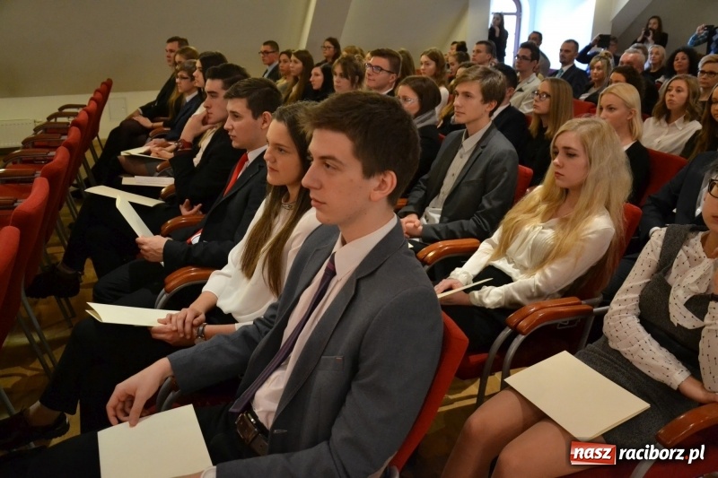 Zdjęcie w galerii na portalu naszraciborz.pl: Na zamku wręczono dyplomy premier rządu dla najlepszych uczniów wiadomości z regionu