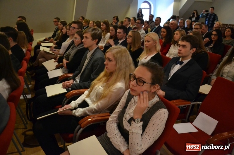 Zdjęcie w galerii na portalu naszraciborz.pl: Na zamku wręczono dyplomy premier rządu dla najlepszych uczniów wiadomości z regionu