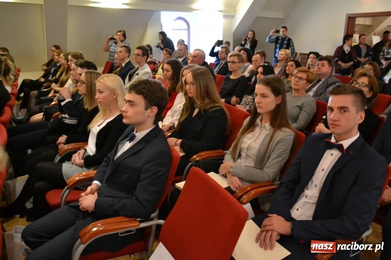 Zdjęcie w galerii na portalu naszraciborz.pl: Na zamku wręczono dyplomy premier rządu dla najlepszych uczniów wiadomości z regionu