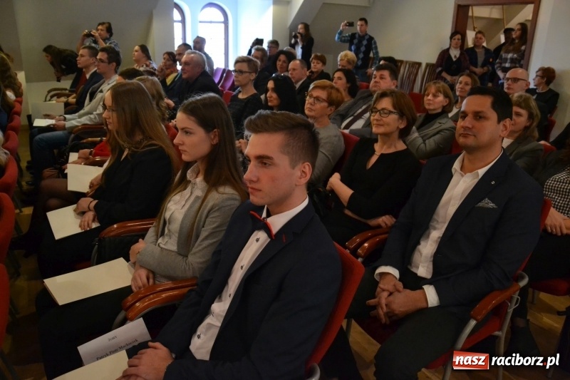 Zdjęcie w galerii na portalu naszraciborz.pl: Na zamku wręczono dyplomy premier rządu dla najlepszych uczniów wiadomości z regionu