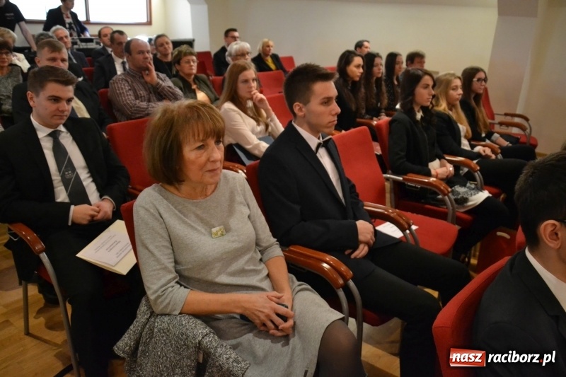 Zdjęcie w galerii na portalu naszraciborz.pl: Na zamku wręczono dyplomy premier rządu dla najlepszych uczniów wiadomości z regionu