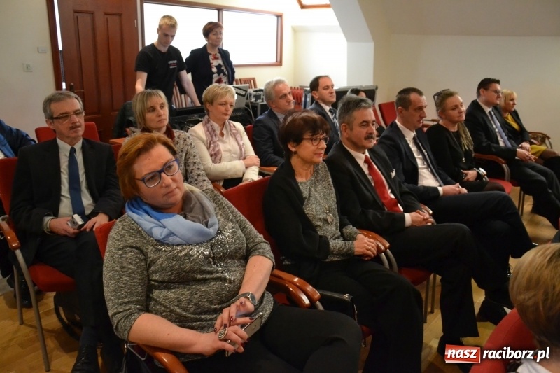 Zdjęcie w galerii na portalu naszraciborz.pl: Na zamku wręczono dyplomy premier rządu dla najlepszych uczniów wiadomości z regionu