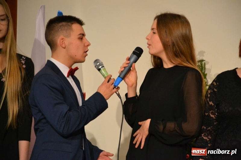 Zdjęcie w galerii na portalu naszraciborz.pl: Na zamku wręczono dyplomy premier rządu dla najlepszych uczniów wiadomości z regionu